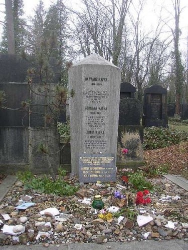 La tombe de Franz Kafka, à Prague, au nouveau cimetière juif .JPG